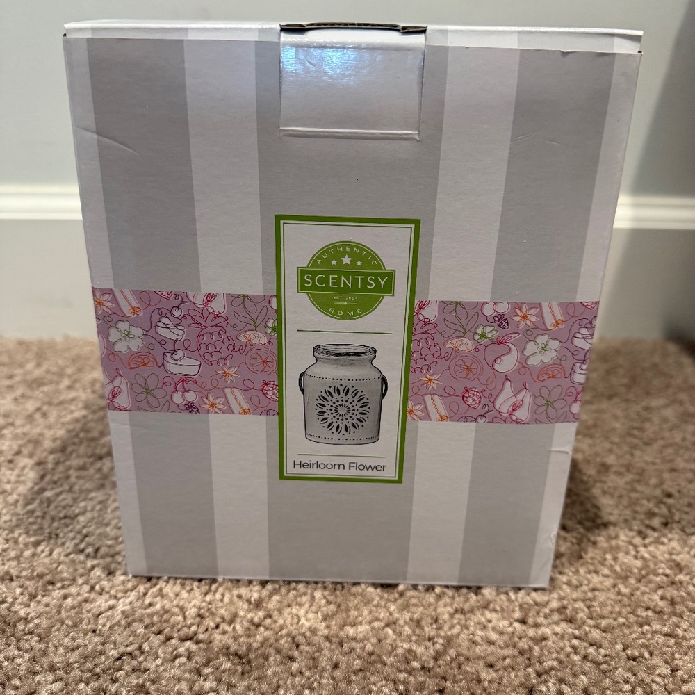 New Scentsy Heirloom flower Wax Warmer